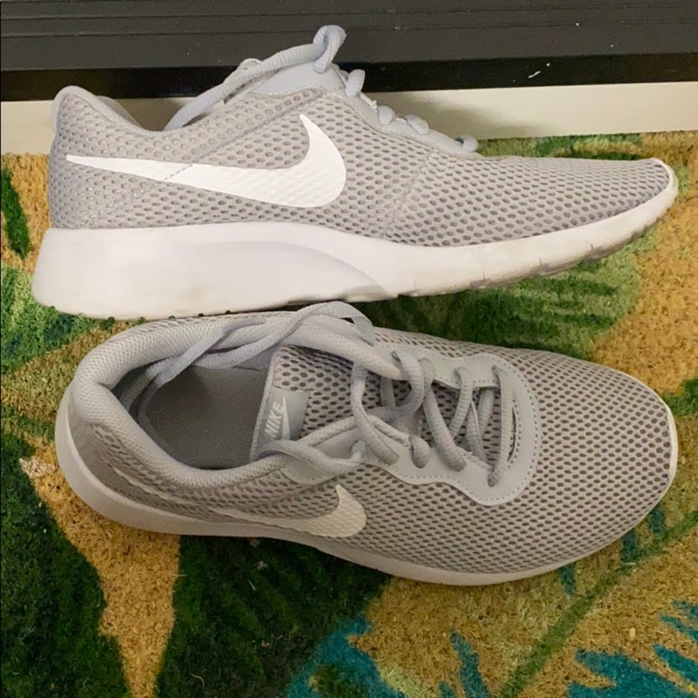 Nike Tanjun Sneakers- Size 6.5